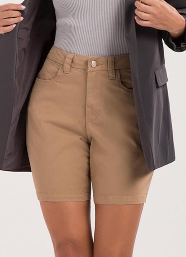 Shorts Boyfriend com Cintura Média Marrom