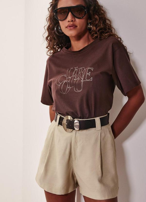 Shorts Alfaiataria com Pregas Bege Homus