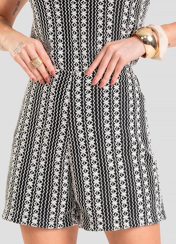 Shorts Feminino Crochet com Forro e Zíper Preto