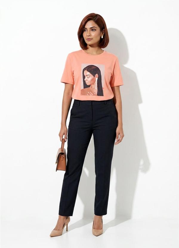 T-Shirt Feminina Estampa Retratos Laranja