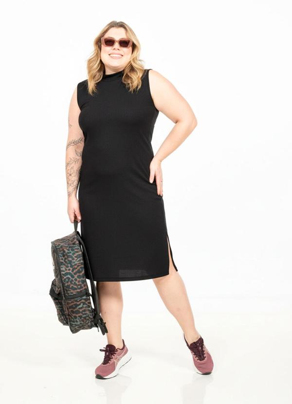 Vestido Plus Size com Gola Preto