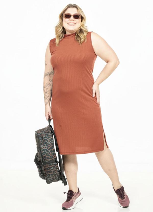 Vestido Plus Size com Gola Terracota