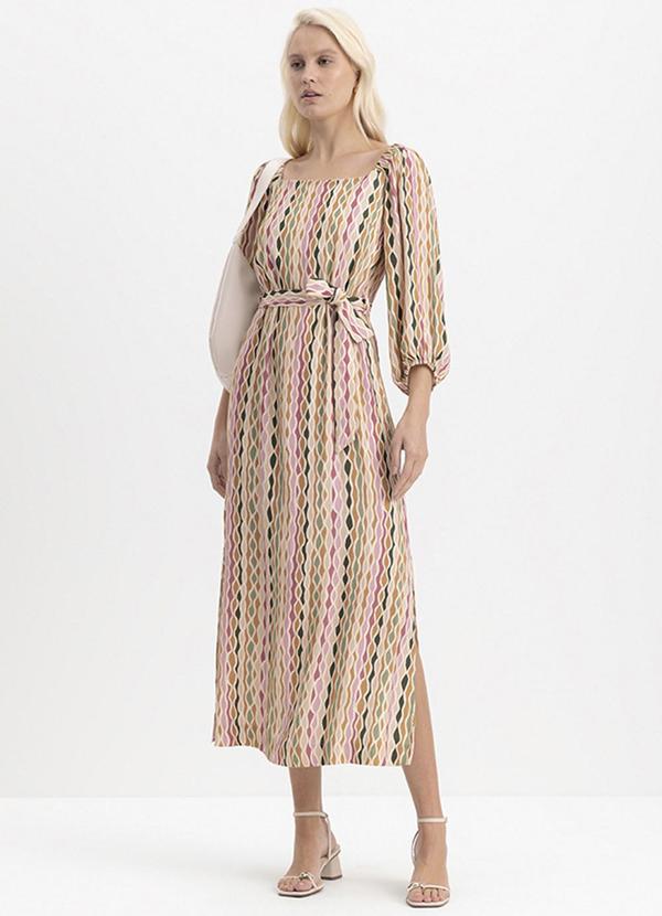 Vestido Feminino com Fenda Natural