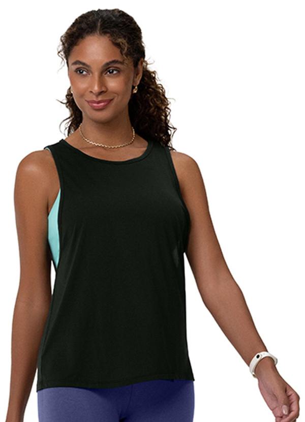 Regata Fitness Feminina Laterais Cavadas Preto