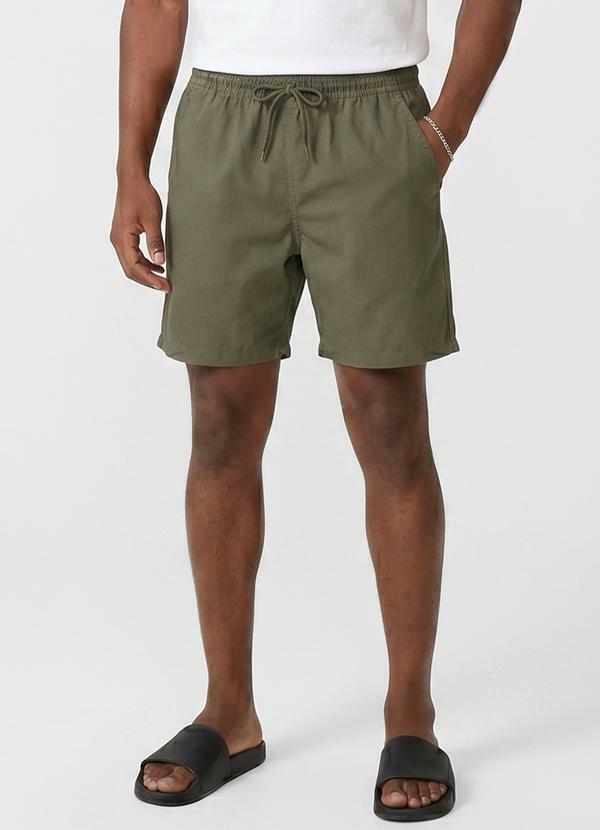 Bermuda Masculina com Bolsos de Tactel Verde