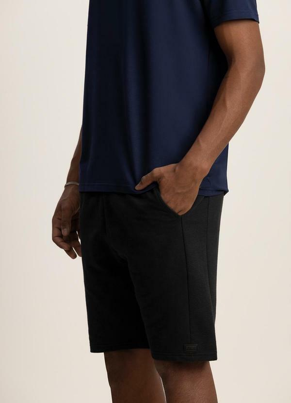 Bermuda Masculina com Bolsos Embutidos Preto