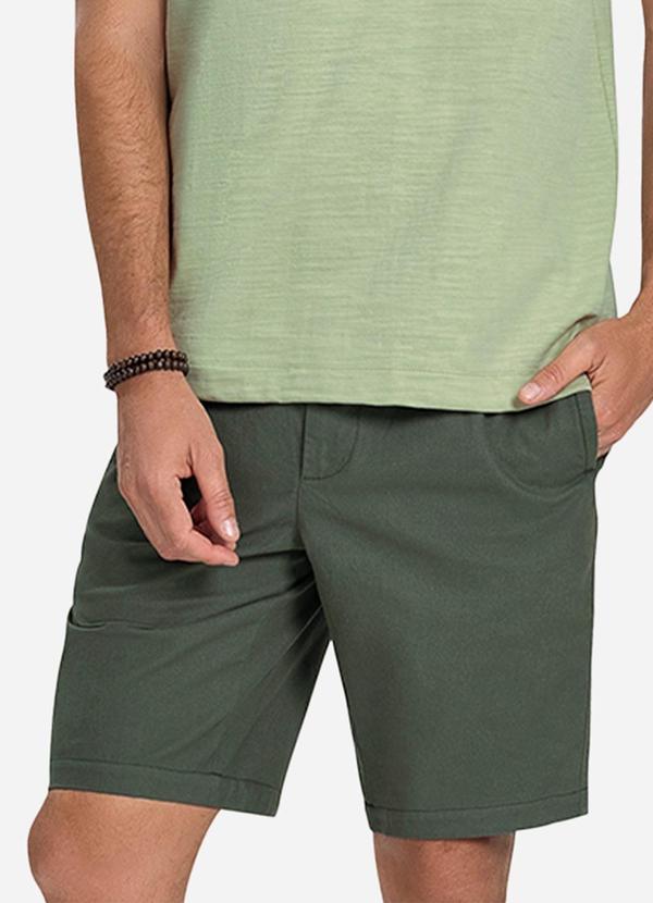 Bermuda Masculina em Linho Verde