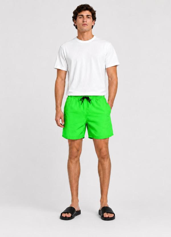 Bermuda Masculina em Tactel com Bolsos Verde Neon