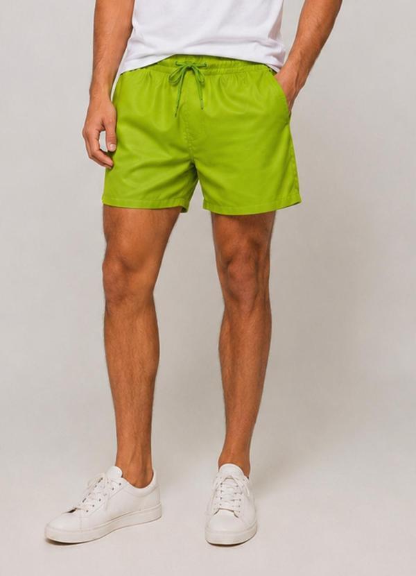 Bermuda Masculina em Tactel com Bolsos Verde