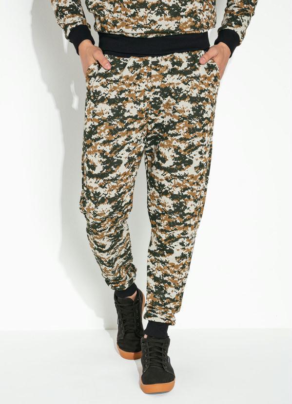 Calça Camuflada com Bolsos Funcionais