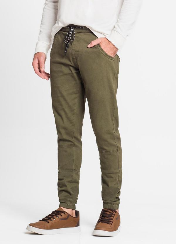 Calça com Bolso Masculina em Sarja Verde