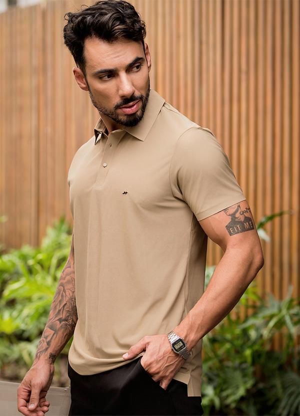 Polo Sporttech Botão Bege