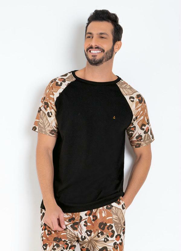 Camiseta Actual Preta com Mangas Estampadas