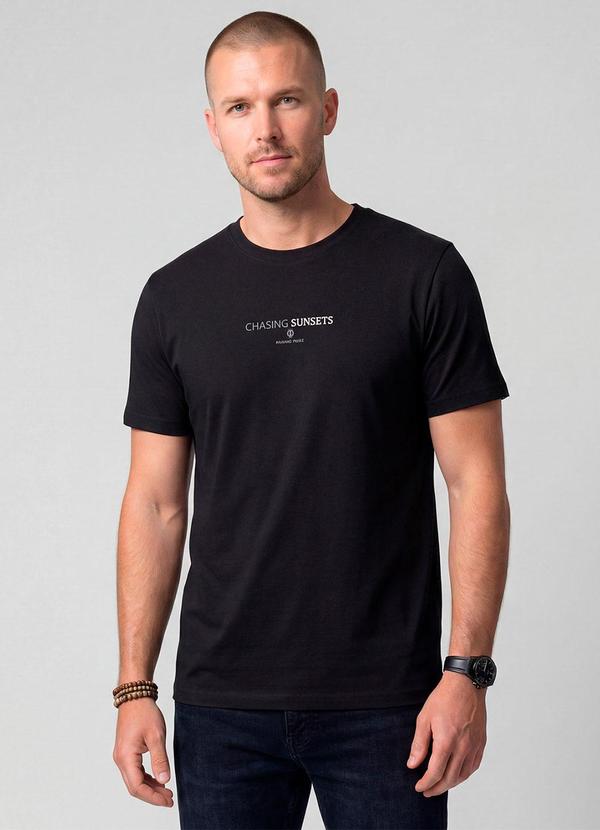 Camiseta com Estampa Localizada Preto