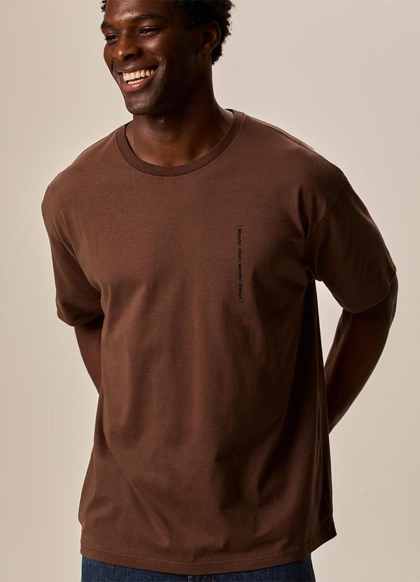 Camiseta Comfort Breathe In The Wild Air Marrom