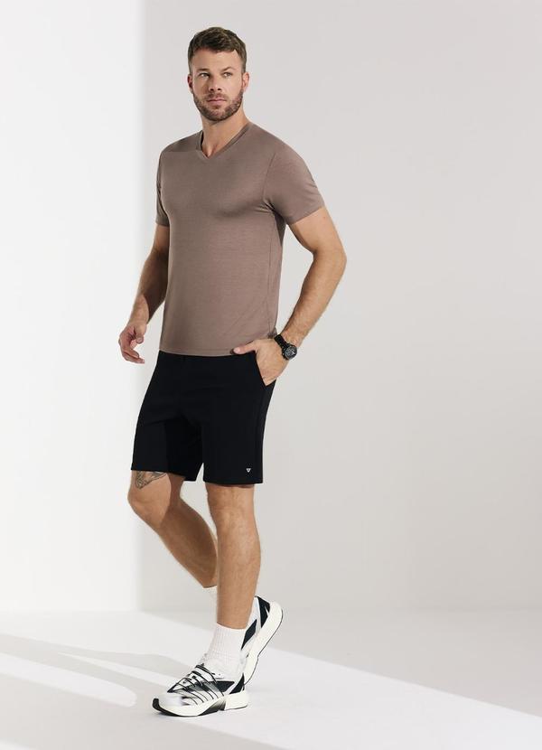 Camiseta Masculina Adulto com Gola em V Marrom