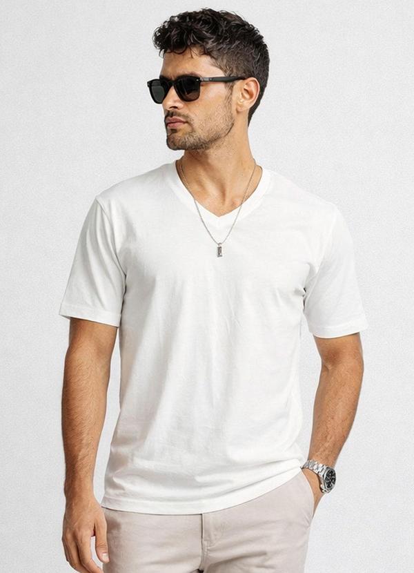 Camiseta Masculina Básica com Gola em V Bege