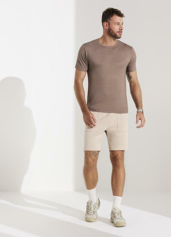 Camiseta Masculina com Estampa Localizada Marrom