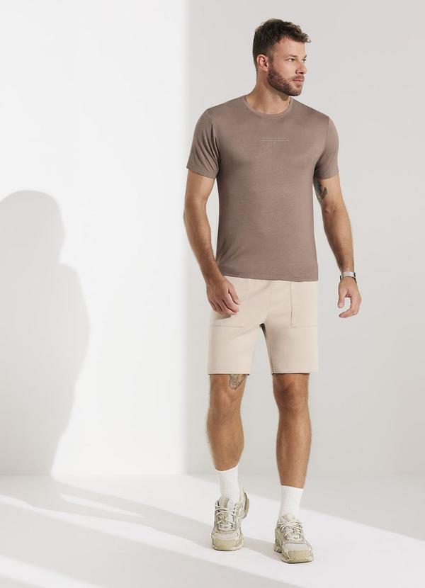 Camiseta Masculina com Estampa Localizada Marrom