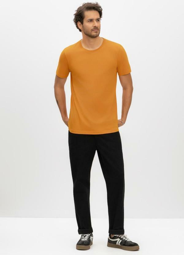 Camiseta Masculina em Malha Comfort Amarelo