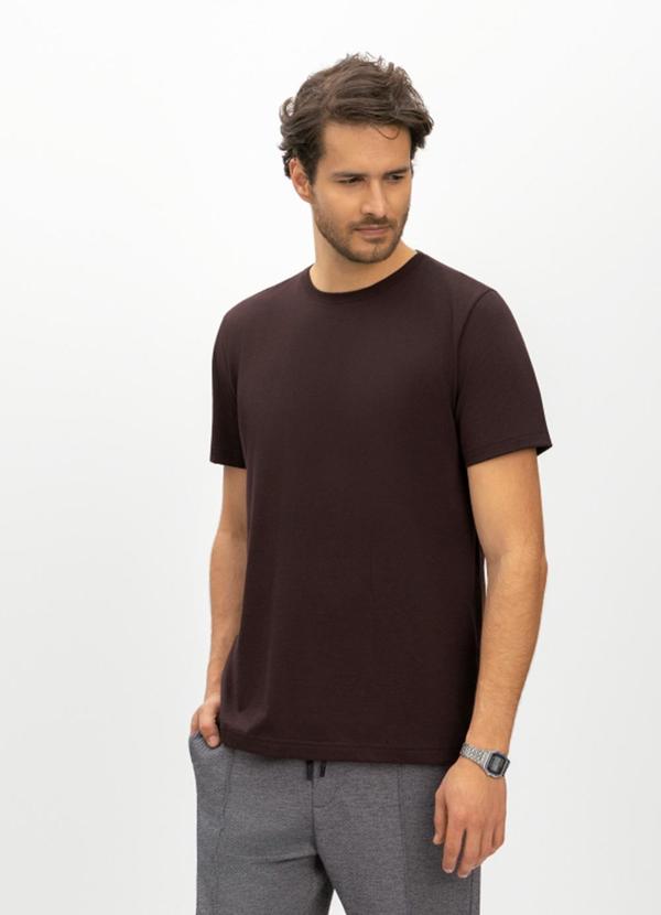 Camiseta Masculina em Malha Comfort Marrom
