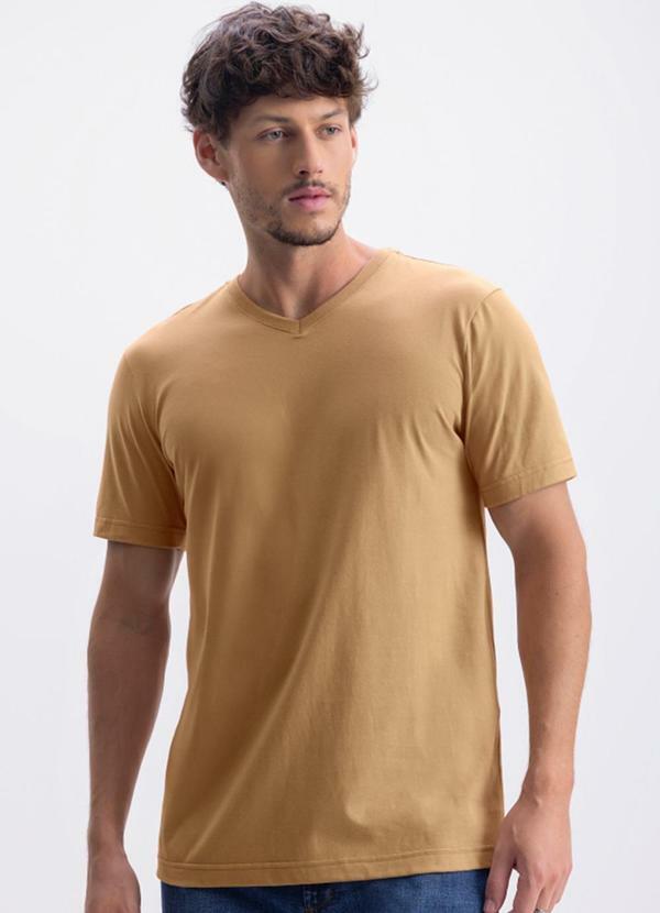 Camiseta Masculina Essencial com Decote V Marrom