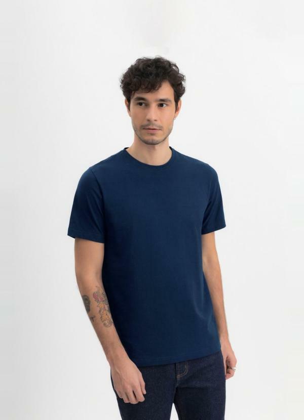 Camiseta Masculina Essencial em Malha Azul