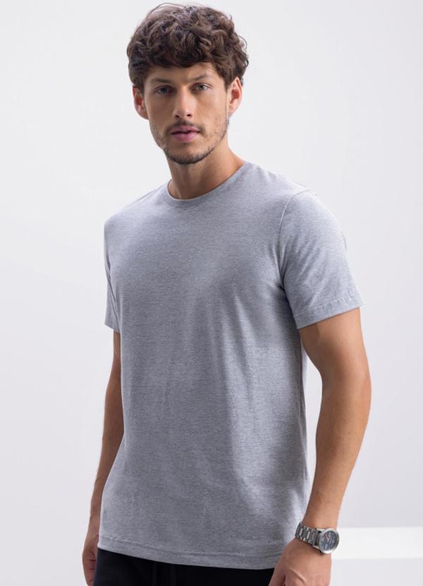 Camiseta Masculina Essencial em Malha Cinza