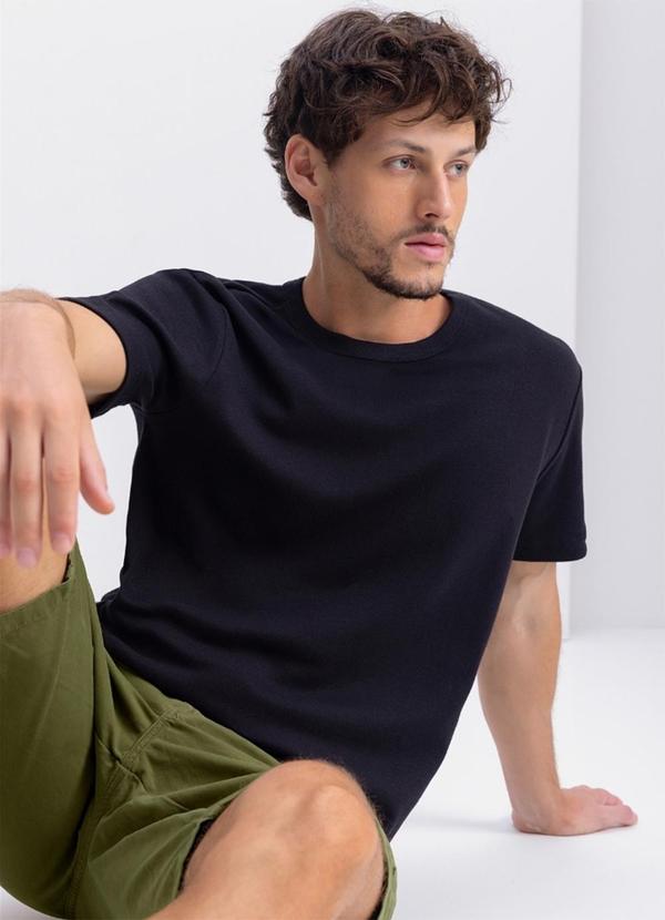 Camiseta Masculina Essencial em Malha Preto