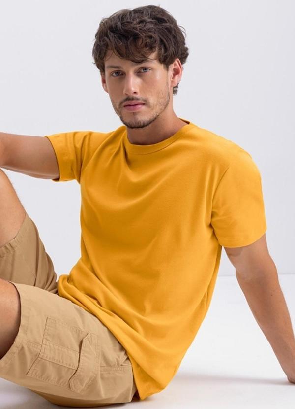 Camiseta Masculina Essencial em Suedine Amarelo