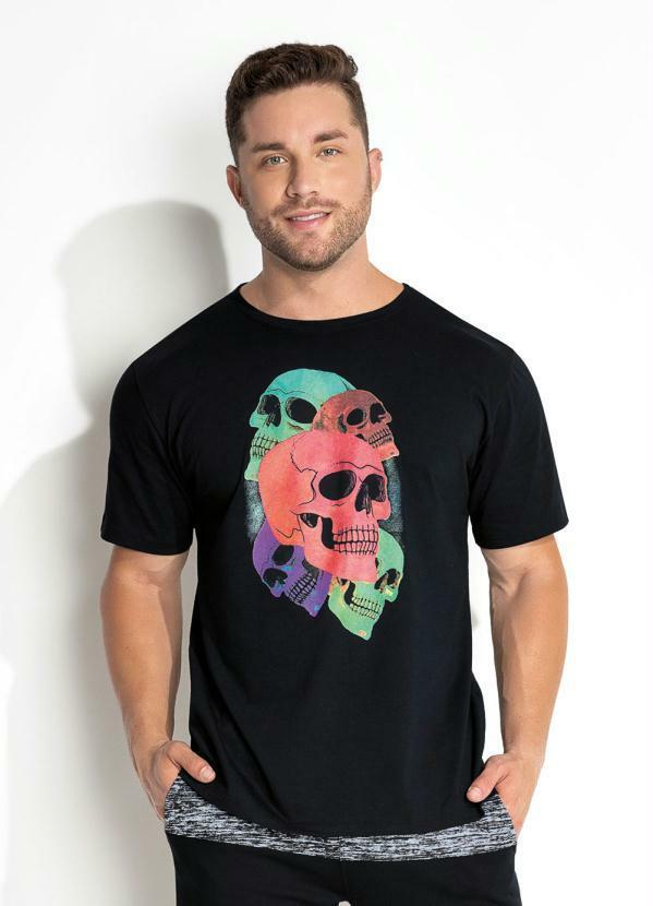 Camiseta Preta com Estampa Localizada