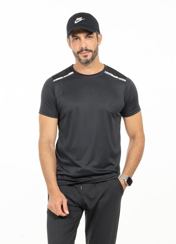 Camiseta com Cardaço no Recorte Preto
