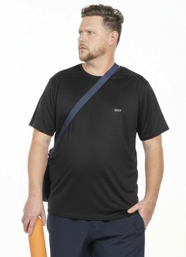 Camiseta Plus Size com Bordado Preto