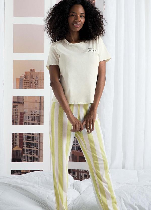 Vista 2 Pijama Feminino Blusa e Calça Bege Marialícia Marialícia