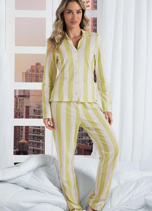 Vista 2 Pijama Feminino Camisa e Calça Estampados Verde Marialícia Marialícia