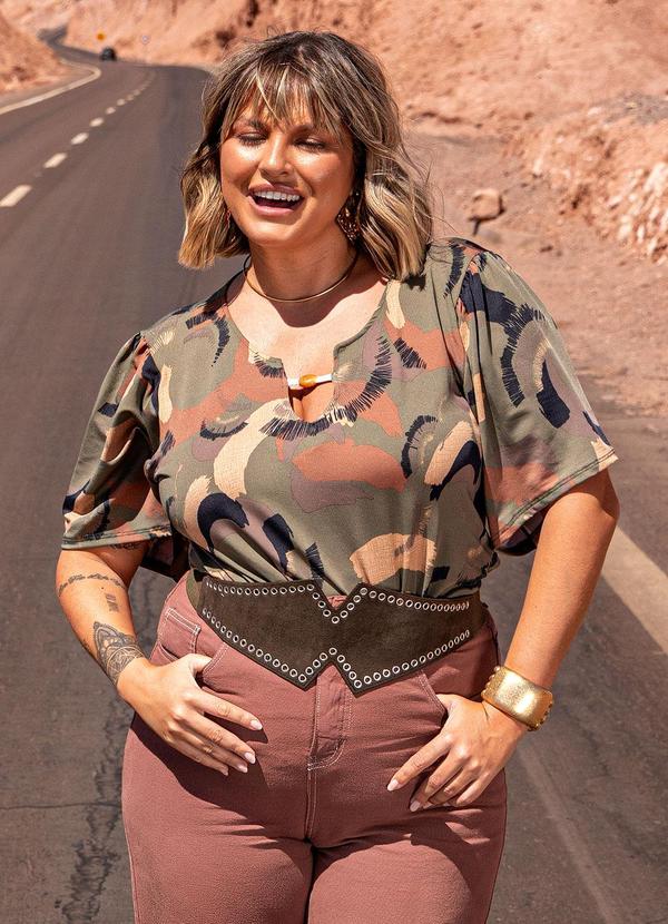 Blusa Abstrato Camuflado em Malha com Elastano