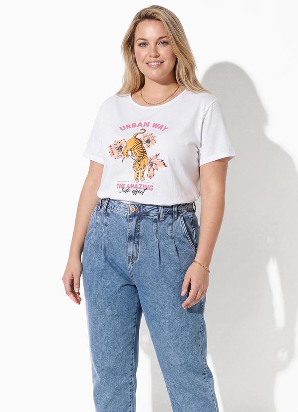 Blusa Branca com Estampa Localizada Plus Size