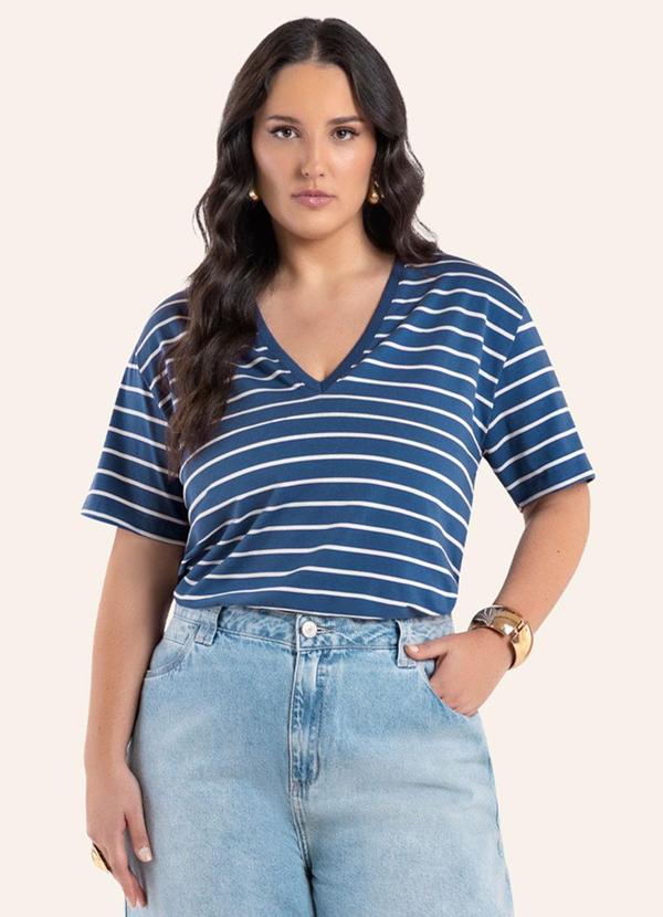 Camiseta Plus Size Gola V Listrada Azul