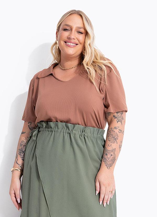 Blusa Polo Marrom em Malha Canelada
