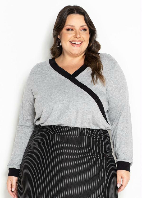 Blusa Mescla com Botões Decorativos Plus Size
