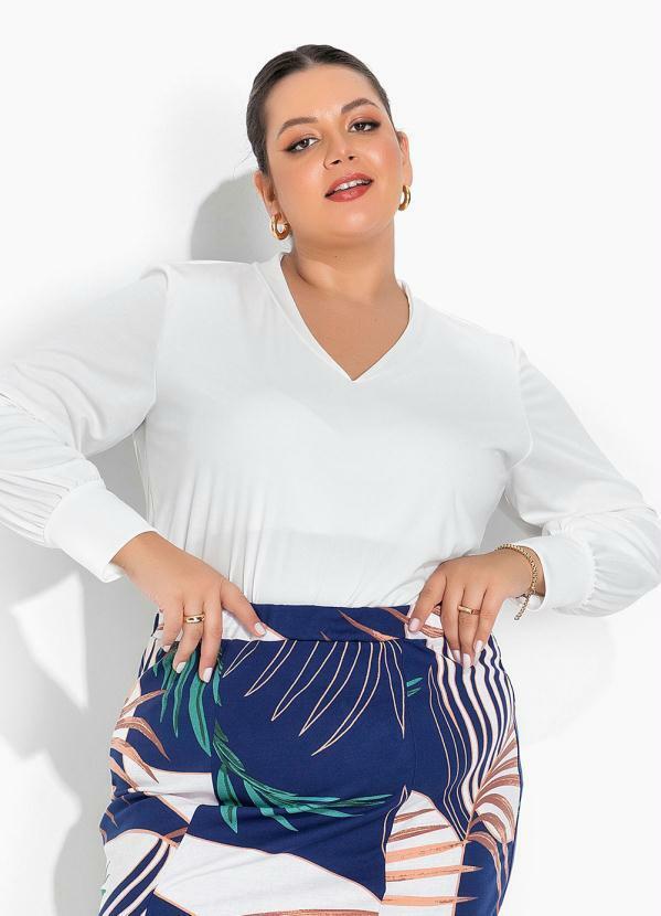 Blusa Off White com Gola no Decote Plus Size