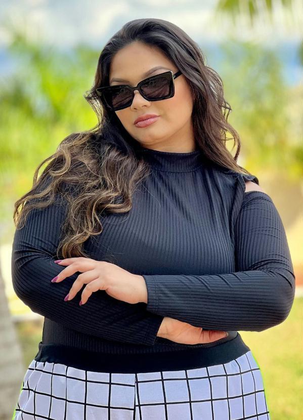 Blusa Preta Ribana com Ombros Vazados Plus Size