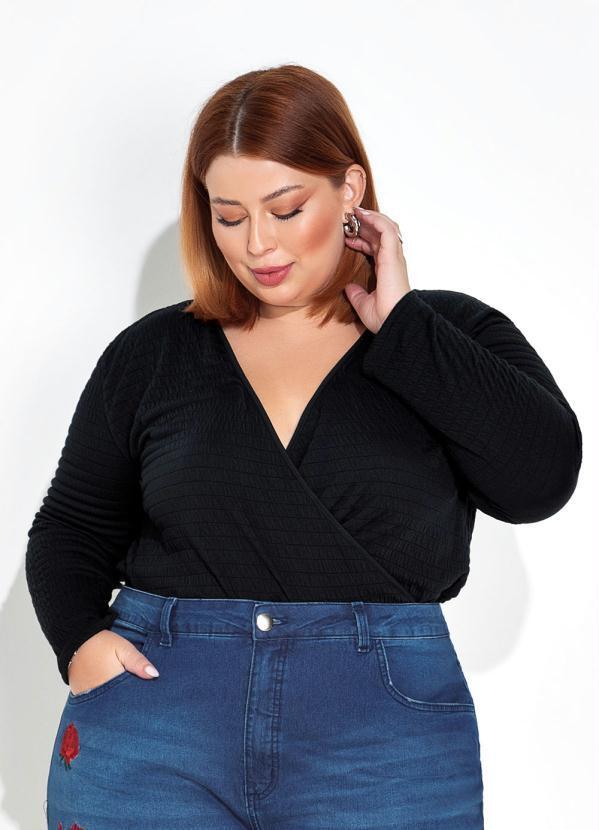 Blusa Preta Transpassada com Textura Plus Size
