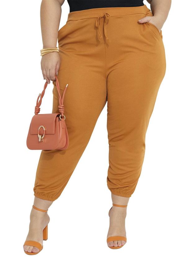 Calça Caramelo Jogger com Bolsos Plus Size
