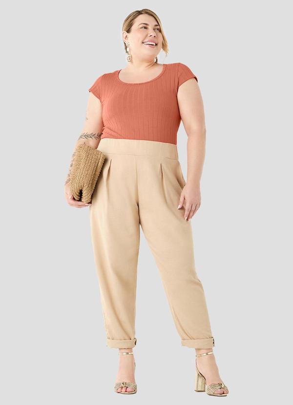 Calça Plus Size em Viscose Linho com Pregas Bege