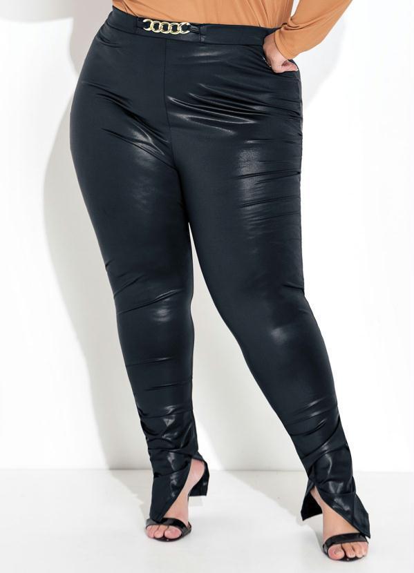 Calça Preta com Aviamento na Cintura Plus Size