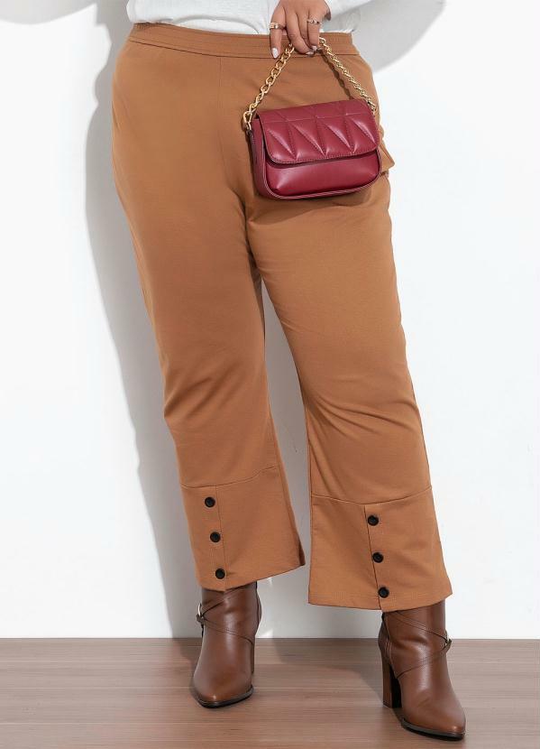 Calça Caramelo com Botões Plus Size