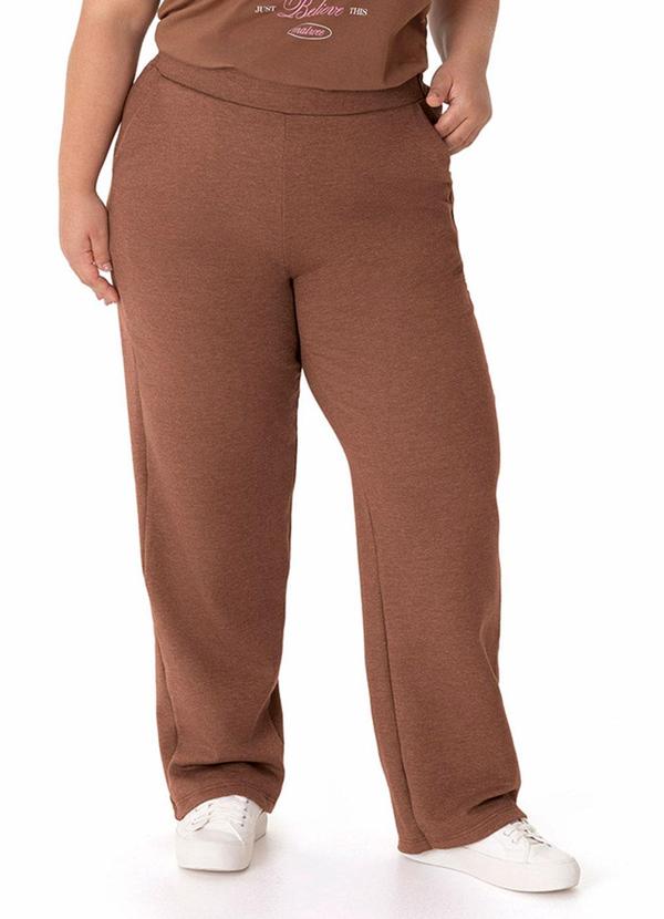 Calça Reta em Moletom Plus Marrom