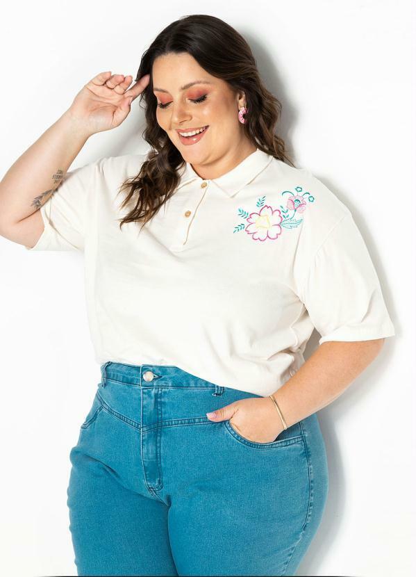 Camisa Polo Off White com Bordado Plus Size