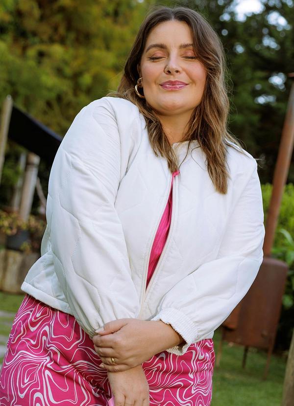 Jaqueta Matelassada Off White Cropped Plus Size